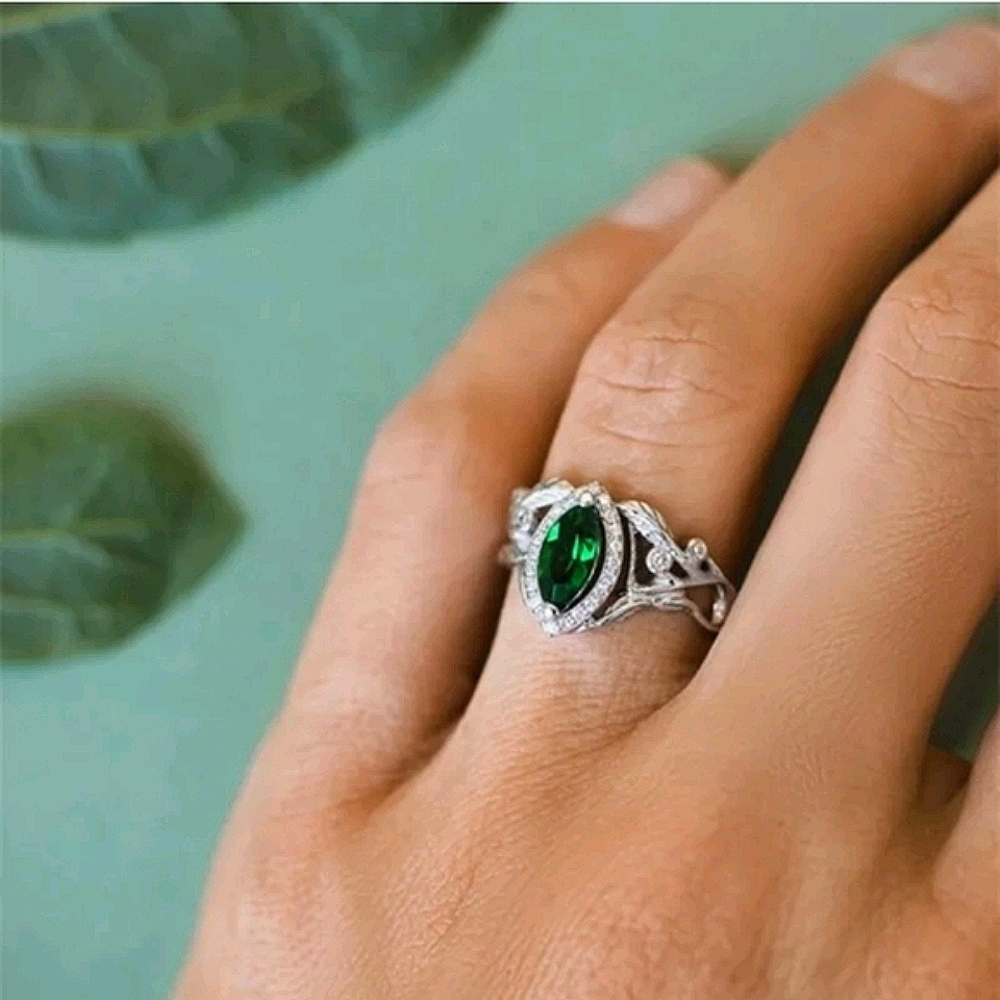 New Gorgeous Emerald Wedding Ring